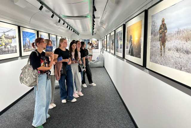 Студенти споглядають роботу_На південь від села Благодатне